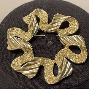 Sarah Coventry Brooch Pin Gold Tone Texture Signed 2 3/8 inches‎